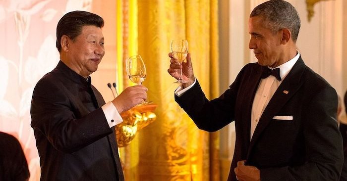 Ông Tập Cận Bình và ông Barack Obama nâng ly trong bữa tối cấp nhà nước ở Nhà Trắng, khi ông Tập thăm Mỹ vào tháng 9/2015 (ảnh: Nhà Trắng).