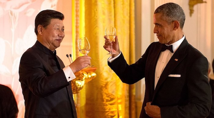 Ông Tập Cận Bình và ông Barack Obama nâng ly trong bữa tối cấp nhà nước ở Nhà Trắng, khi ông Tập thăm Mỹ vào tháng 9/2015 (ảnh: Nhà Trắng).
