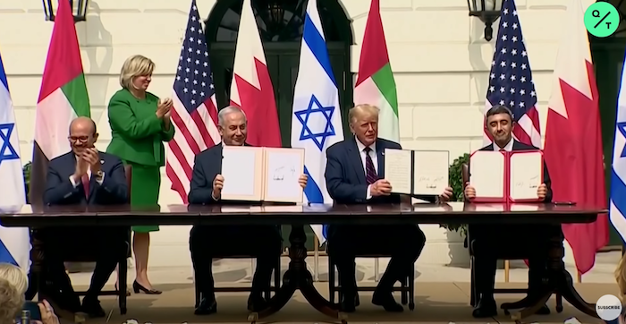 Ảnh chụp màn hình video Bloomberg ghi lại sự kiện ký hiệp định hòa bình giữa Israel, Bahrain và UAE tại Nhà Trắng ngày 15/9/2020.