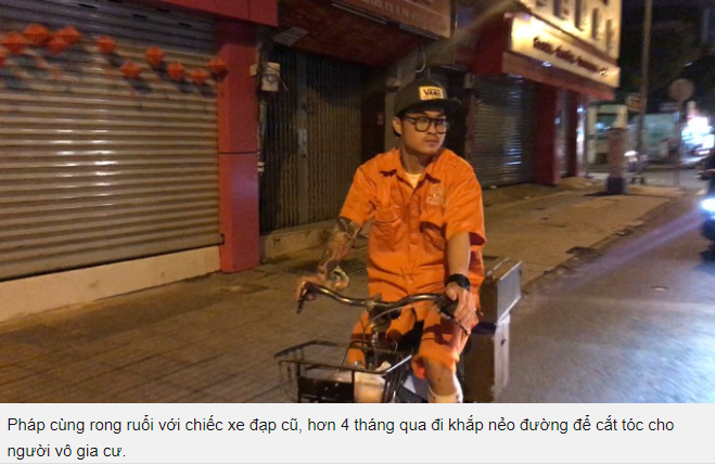 Chàng trai đạp xe đạp trong đêm cắt tóc miễn phí cho người vô gia cư trên khắp các dãy phố Sài Gòn