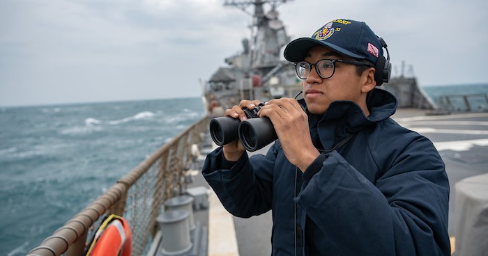 Thủy thủ Xi Chan đứng trên boong khi tàu khu trục tên lửa dẫn đường USS Barry (DDG 52) của Hoa Kỳ đi ngang qua eo biển Đài Loan ngày 23/4/2020 (ảnh: Hải quân Hoa Kỳ).
