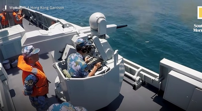 SCMP ngày 16/8/2020 đăng video cho thấy quân đội Trung Quốc tập trận bắn đạn thật ở Biển Đông (ảnh chụp màn hình).
