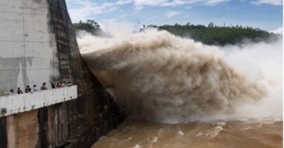 Thủy điện Hòa Bình xả lũ