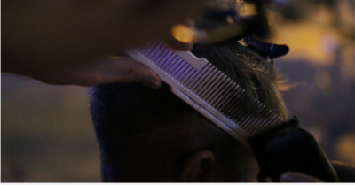 Chú hề cắt tóc dạo miễn phí cho người vô gia cư giữa Sài Gòn