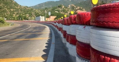 Dải phân cách dài 150 mét bằng lốp xe giúp ôtô tránh lao xuống vực