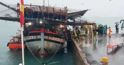 Cứu 39 người trên tàu câu mực hỏng máy, sắp chìm