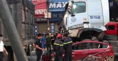 Hà Nội: Ôtô dừng đèn đỏ bị xe container lao tới đè bẹp, 3 người chết