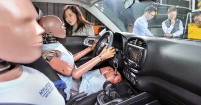 Trẻ em dưới 12 tuổi hoặc thấp hơn 1,35 m không được ngồi ghế trước ôtô