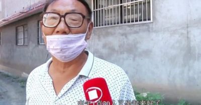 Người đàn ông ngồi dậy gọi bố trong đám tang của chính mình