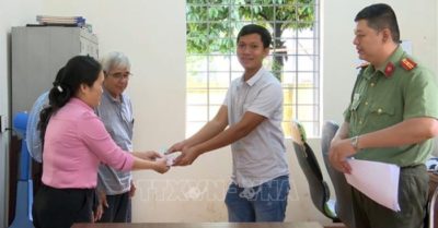 3 người dân trả lại hơn 71 triệu đồng nhặt được trên đường