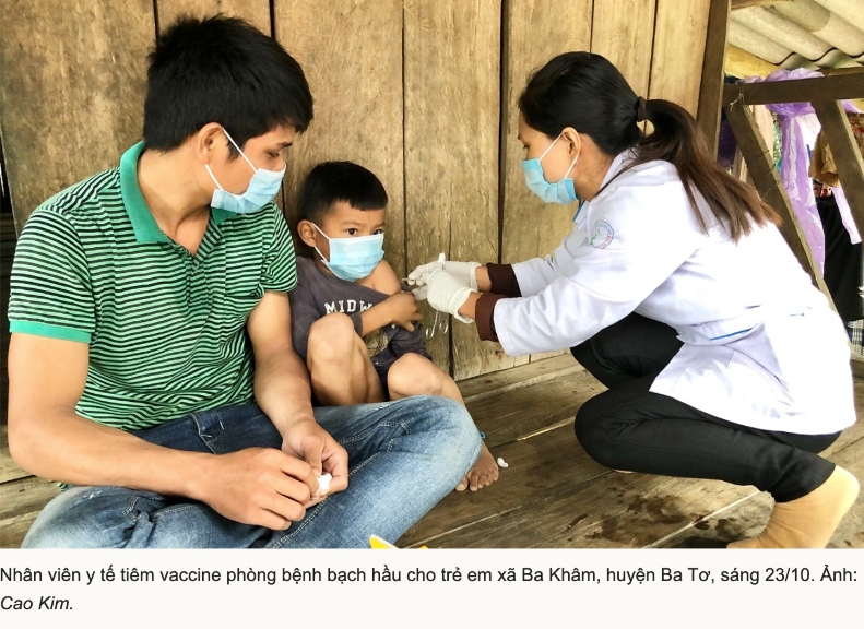 Nhân viên y tế tiêm phòng bệnh bạch hầu cho trẻ em huyện Ba Tơ, Quảng Ngãi - Ảnh dẫn nguồn báo VnExpress.