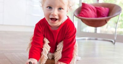 Bé yêu vừa tập bò vừa giúp lau nhà
