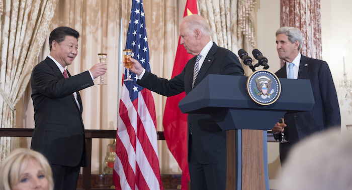Ông Joe Biden nâng ly chúc mừng Chủ tịch Trung Quốc Tập Cận Bình ngày 25/9/2015, khi ông Tập thăm chính quyền Obama - Biden ở Nhà Trắng.