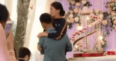 Clip chú rể khóc khi bế mẹ lên sân khấu trao của hồi môn