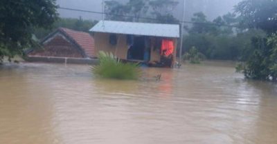 Mẹ đi xin hàng cứu trợ, con trai 8 tuổi ở nhà ngã xuống dòng lũ dữ