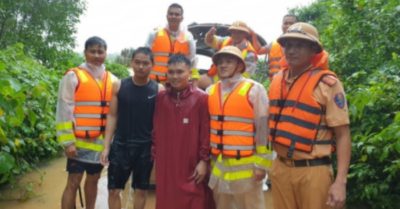 2 người mắc kẹt trên cồn đất nổi giữa sông Hiếu được khẩn cứu