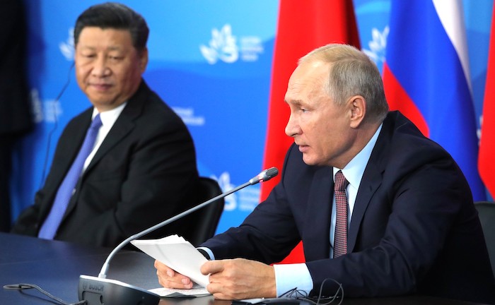 Chủ tịch Trung Quốc Tập Cận Bình nhìn Tổng thống Nga Vladimir Putin trong một cuộc họ báo ở Nga ngày 11/9/2018 (ảnh: Điện Kremlin).