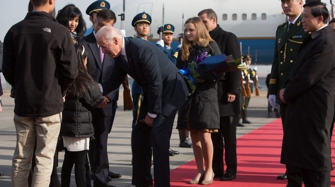 Phó Tổng thống Mỹ Joe Biden tại sân bay ở Bắc Kinh, Trung Quốc, ngày 4/12/2013. Phía sau ông Joe là con trai Hunter và con gái ông. Hunter Biden nhận được khoản đầu tư khổng lồ từ Trung Quốc ngay sau chuyến thăm này.