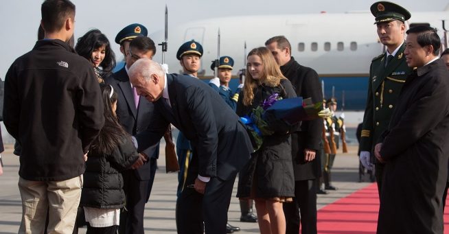 Phó Tổng thống Mỹ Joe Biden tại sân bay ở Bắc Kinh, Trung Quốc, ngày 4/12/2013. Phía sau ông Joe là con trai Hunter và con gái ông. Hunter Biden nhận được khoản đầu tư khổng lồ từ Trung Quốc ngay sau chuyến thăm này.