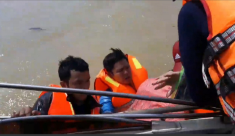 Cứu hộ thành công 6 người bị lật thuyền ở Quảng Bình