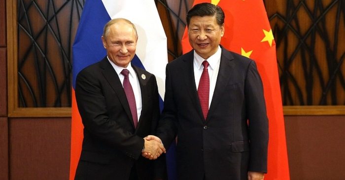 Tổng thống Nga Vladimir Putin gặp gỡ Chủ tịch Trugn Quốc Tập Cận Bình bên lề Hội nghị các nhà lãnh đạo kinh tế APEC tại Đà Nẵng, Viêt Nam (ảnh: Điện Kremlin).