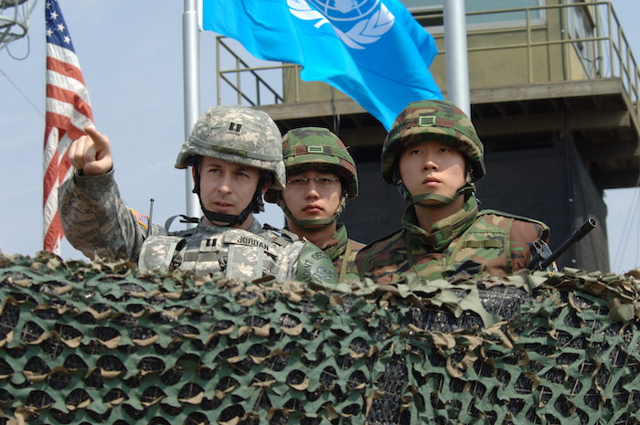 Các binh sĩ của Hàn Quốc và Hoa Kỳ giám sát Khu phi quân sự ở biên giới Triều Tiên (ảnh: Quân đội Mỹ).
