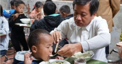 Ông Đoàn Ngọc Hải bưng phở mời học sinh huyện Mèo Vạc