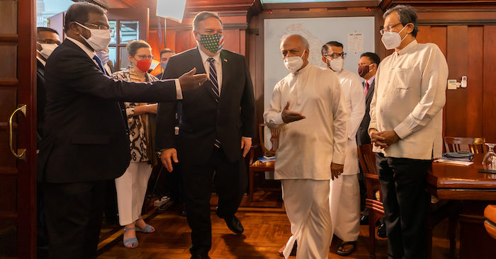 Ngoại trưởng Michael R. Pompeo gặp Bộ trưởng Ngoại giao Sri Lanka Dinesh Gunawardena tại Colombo, Sri Lanka, vào ngày 28/10/2020 (ảnh: Bộ Ngoại giao Mỹ).