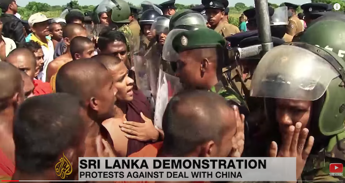 Người Sri Lanka biểu tình phản đối thỏa thuận của Trung Quốc đối với cảng biển Hambantota vào tháng 1/2017 (ảnh chụp màn hình Al Jazeera). Năm 2018, Sri Lanka buộc phải cho Trung Quốc tiếp quản cảng này 99 năm vì không gánh nổi áp lực bẫy nợ của Trung Quốc.