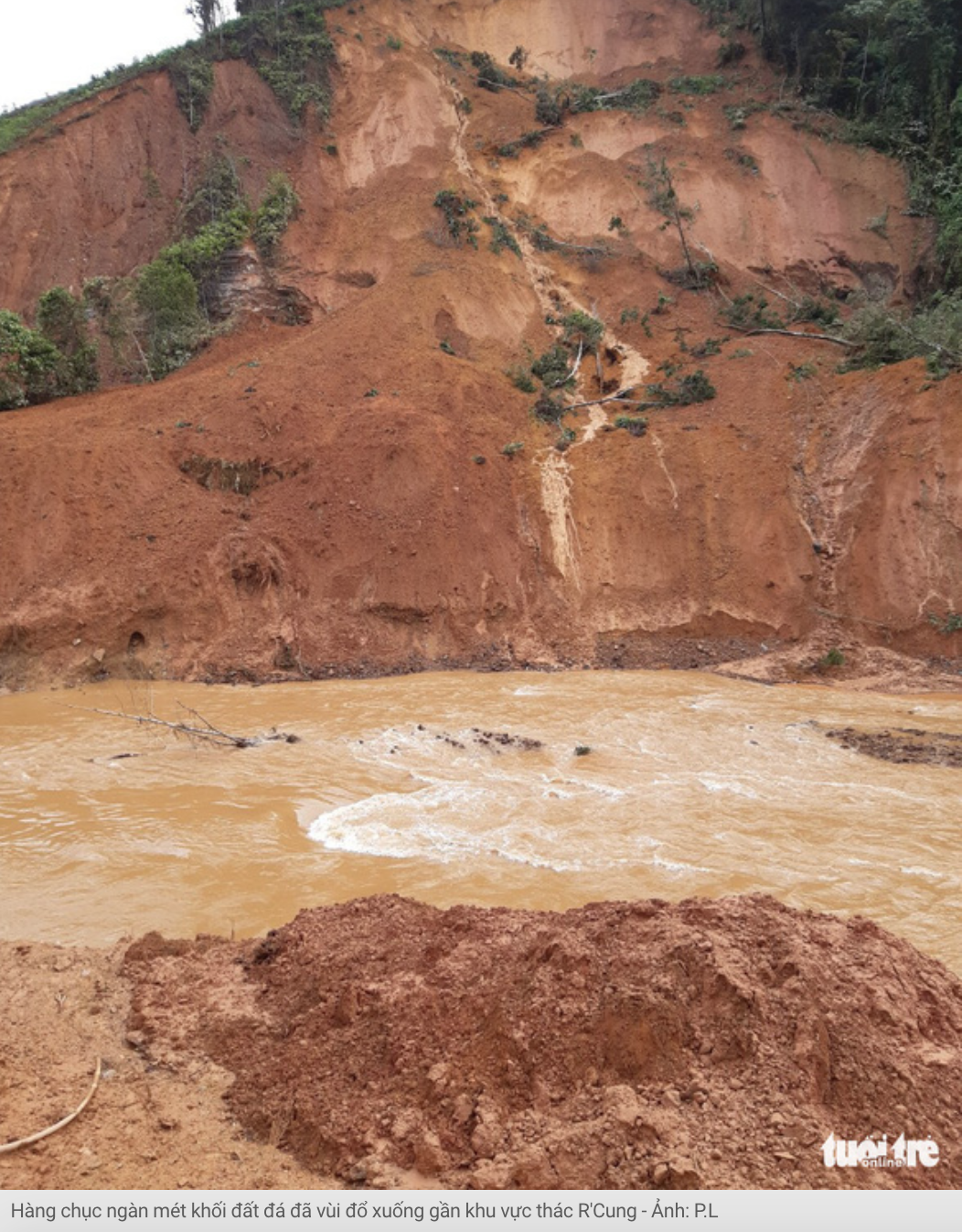 Khối đất đá đã vùi đổ xuống gần khu vực thác R'Cung.