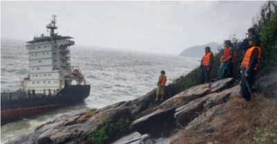 Tàu mắc cạn gãy đôi, 300 tấn dầu nguy cơ tràn ra biển