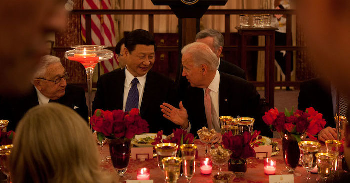 Ông Joe Biden khi là Phó Tổng thống Mỹ dùng bữa với ông Tập Cận Bình khi ông Tập thăm Mỹ trên cương vị Phó Chủ tịch nước Trung Quốc vào tháng 2/2012 (ảnh: Nhà Trắng).