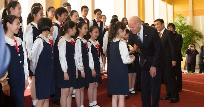 Phó Tổng thống Mỹ Joe Biden thăm Bắc Kinh, Trung Quốc ngày 5/12/2013. Hunter Biden, con trai ông Joe, gần đây đã bị phanh phui chuyện làm ăn đáng ngờ với Trung Quốc.