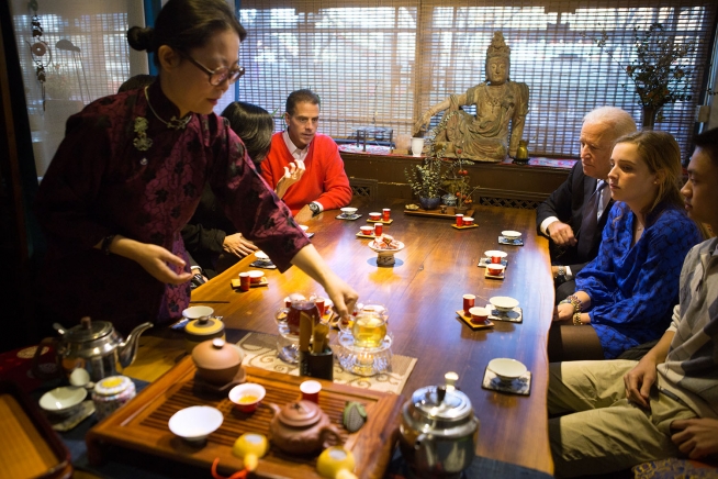 Ông Joe Biden (thứ ba từ phải sang), khi còn là Phó Tổng thống Mỹ, đưa con trai Joe Biden (áo đỏ) và cháu gái đến Trung Quốc. Trong ảnh là gia đình ông uống trà ở tiệm trà Liu Xian Guan, Bắc Kinh ngày 5/12/2013
