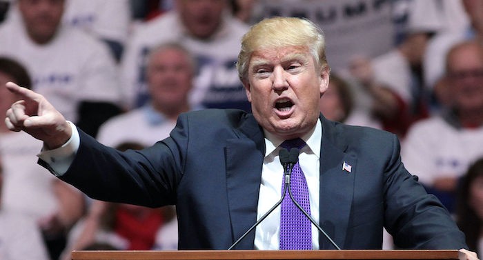 Tỷ phú Donald Trump phát biểu với những người ủng hộ tại một cuộc vận động tranh cử ở South Point Arena, Las Vegas, Nevada ngày 22/2/2016 