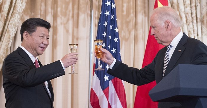 Phó Tổng thống Hoa Kỳ Joe Biden nâng ly chúc mừng Chủ tịch Trung Quốc Tập Cận Bình tại Bộ Ngoại giao Hoa Kỳ ở Washington, DC, vào ngày 25/9/2015. Ông Biden bị chỉ trích vì tạo điều kiện cho Trung Quốc quân sự hóa Biển Đông (ảnh: Wikimedia Commons).