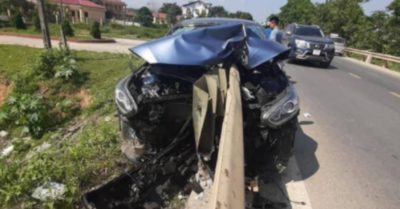 Ôtô chở ba người đâm xuyên dải hộ lan