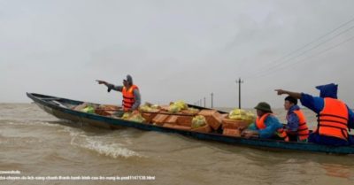 Đổi chuyến nghỉ dưỡng sang chảnh thành chuyến đi cứu trợ miền Trung