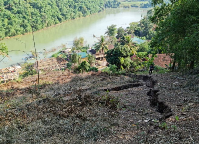  tại khu vực bản Bủng Xát, xã Châu Khê, huyện Con Cuông đã xuất hiện vết rạn nứt lớn rất nguy hiểm cho các hộ dân tại địa bàn