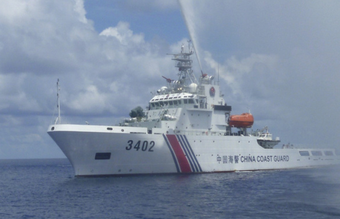 Tàu hải cảnh Trung Quốc phun vòi rồng vào đối phương 