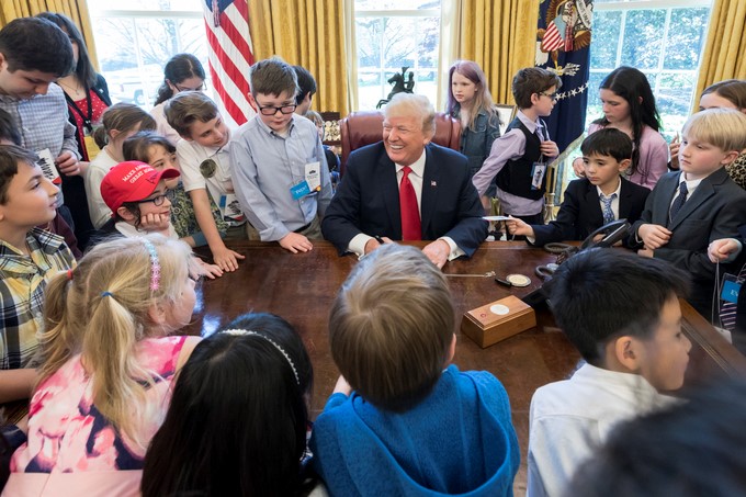 Tổng thống Trump nói chuyện với con cháu của các nhân viên Nhà Trắng tại Phòng Bầu dục, ngày 26/4/2018 (ảnh: Nhà Trắng).