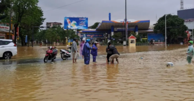 Người phụ nữ đẻ rơi giữa vùng ngập nước sâu ở TP Huế