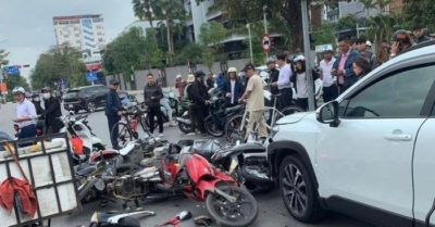 Tai nạn liên hoàn: Ô tô tông trúng 12 xe máy đang dừng chờ đèn đỏ ở Hải Phòng