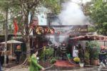 Quán cà phê trong khu biệt thự liền kề ở Hà Nội bốc cháy dữ dội, cột khói cao hàng chục mét
