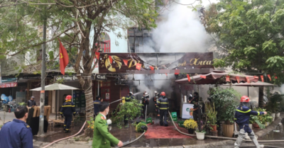 Quán cà phê trong khu biệt thự liền kề ở Hà Nội bốc cháy dữ dội, cột khói cao hàng chục mét